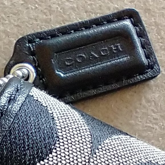 Coach clutch purse - Authentic - 8.5" (L) x 5" (H) with detachable strap - Picture 5 of 15